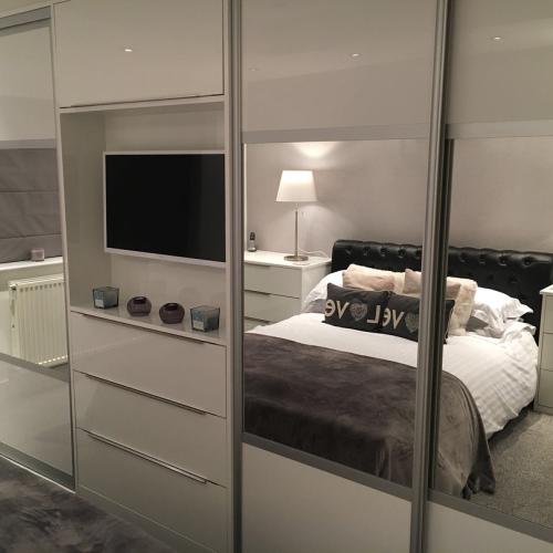 Dale Jones Kitchens: Bedrooms