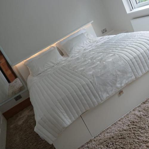 Dale Jones Kitchens: Bedrooms